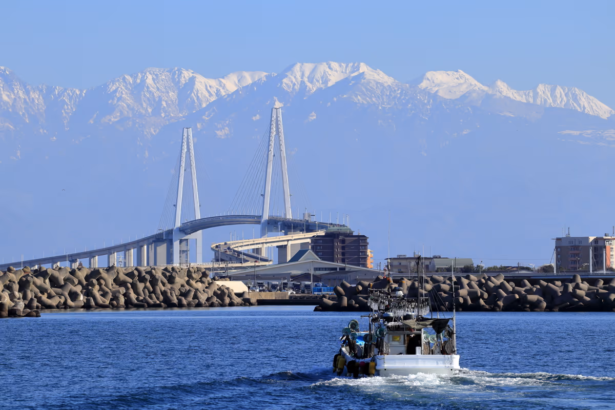 投稿写真：霊峰立山と新湊大橋