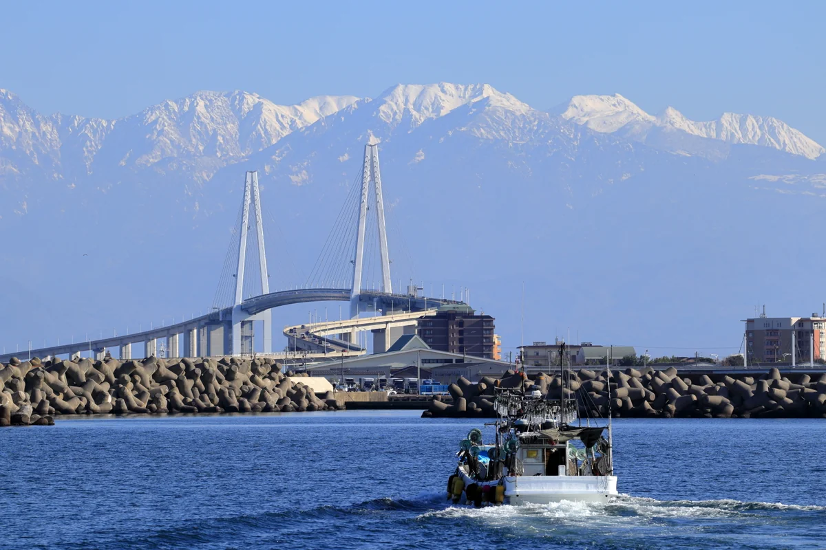 投稿写真：霊峰立山と新湊大橋