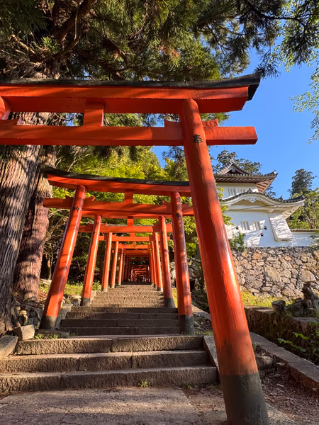 投稿：朱塗りの鳥居が迎えてくれる出石城跡