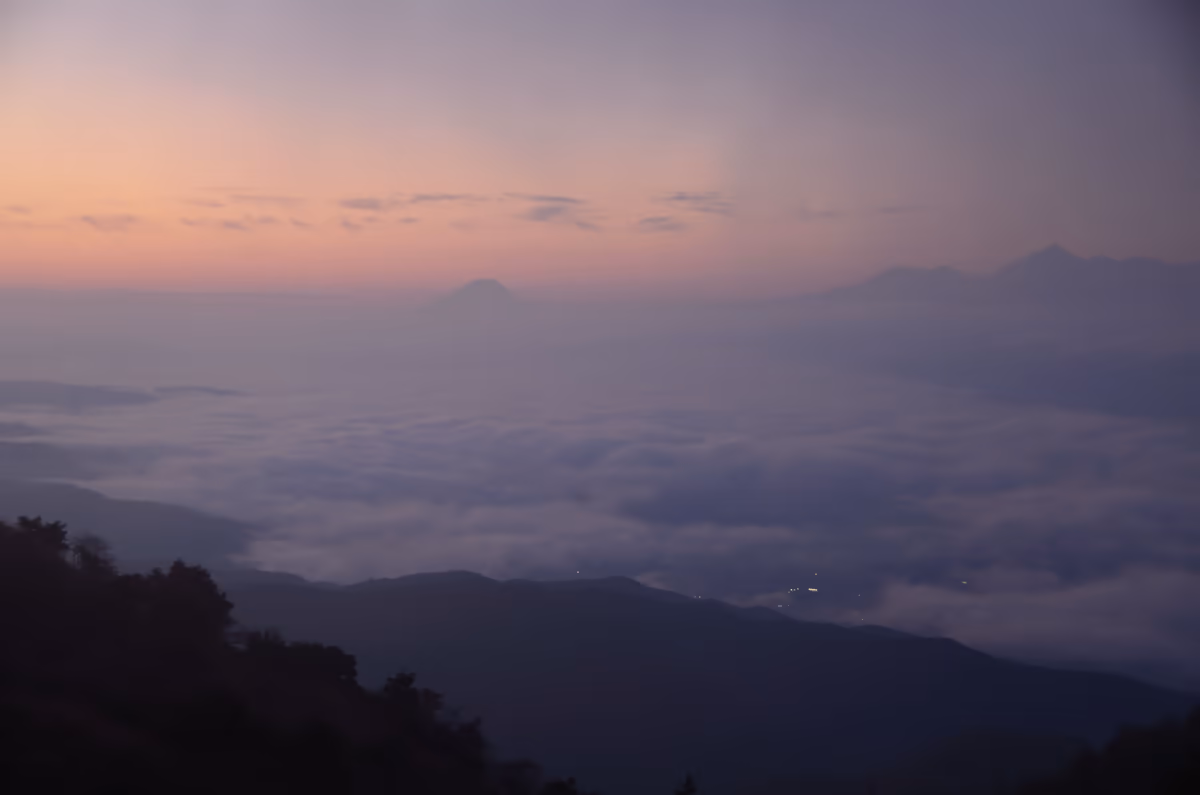 投稿写真：雲海の向こうの朧げなる富士