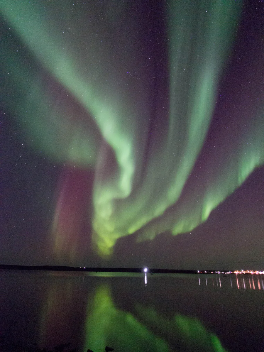 投稿写真：湖面に映るオーロラ