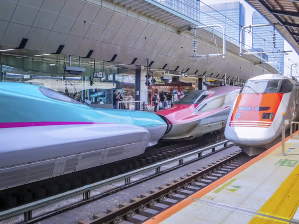 投稿：東京駅を発車するイーストアイ
