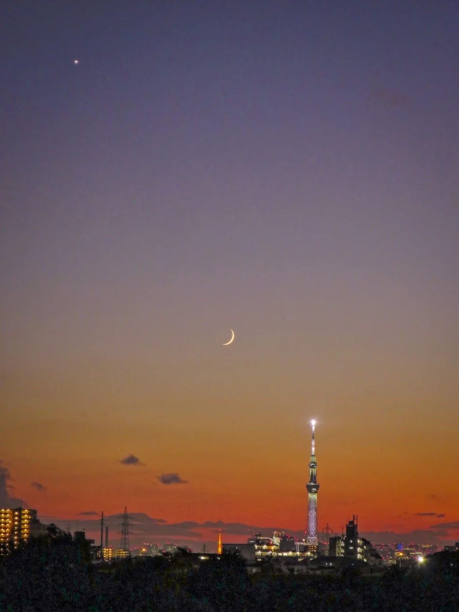 投稿写真：マジックアワーの金星・四日月・スカイツリー・東京タワー