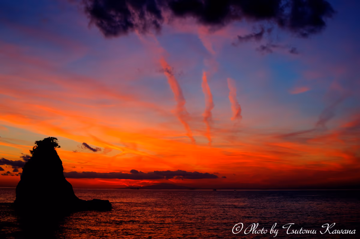 投稿写真：南房総の夕焼け空、トリプルコントレール茜に染めて。