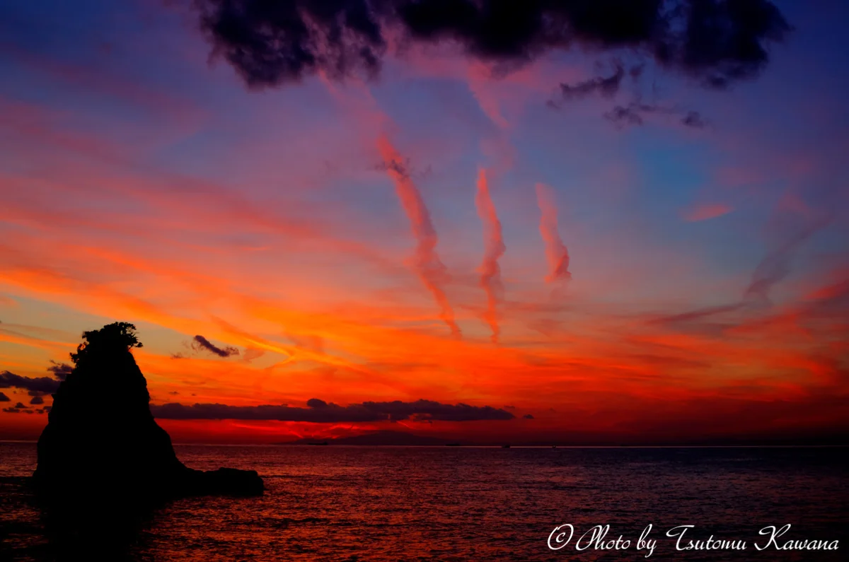 投稿写真：南房総の夕焼け空、トリプルコントレール茜に染めて。