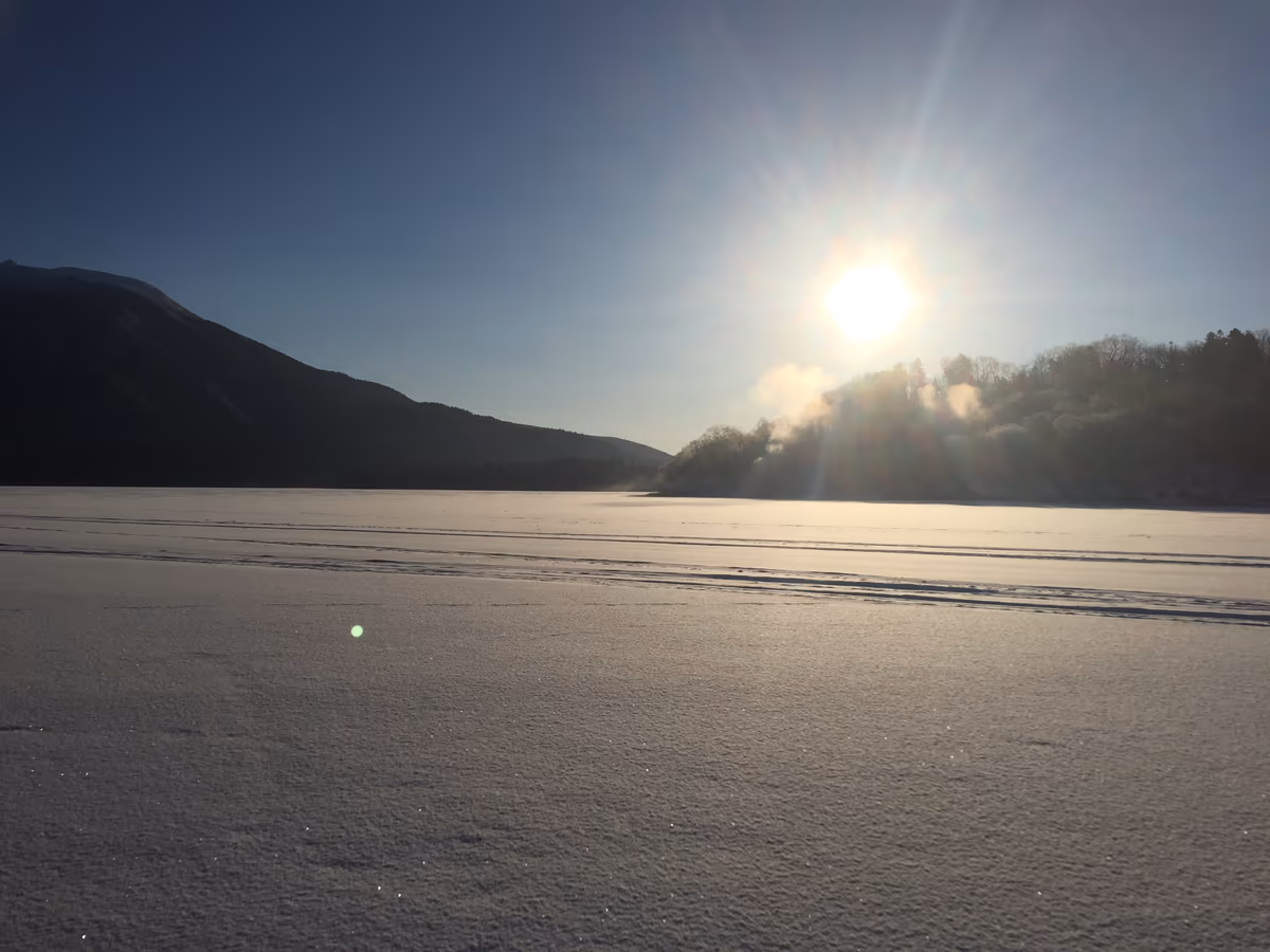 投稿写真：雄阿寒岳と凍りついた阿寒湖