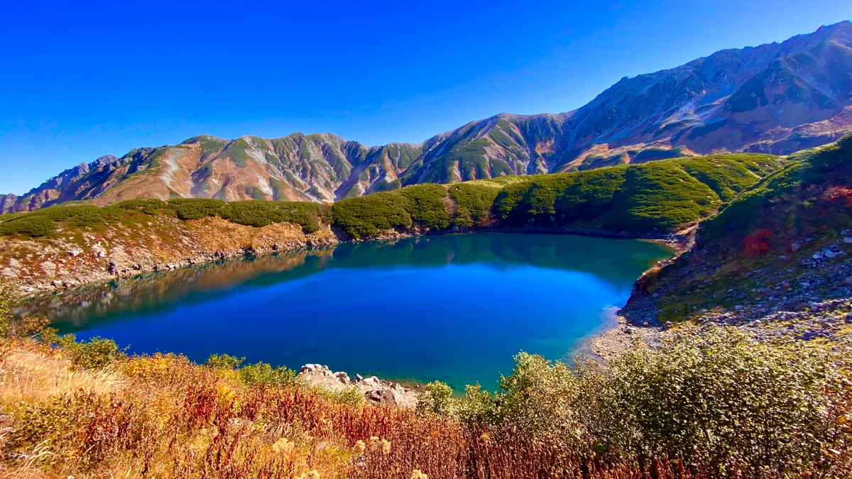 投稿写真：吸い込まれる程の深い蒼💙"神々の台所"は世界に誇る神秘の湖