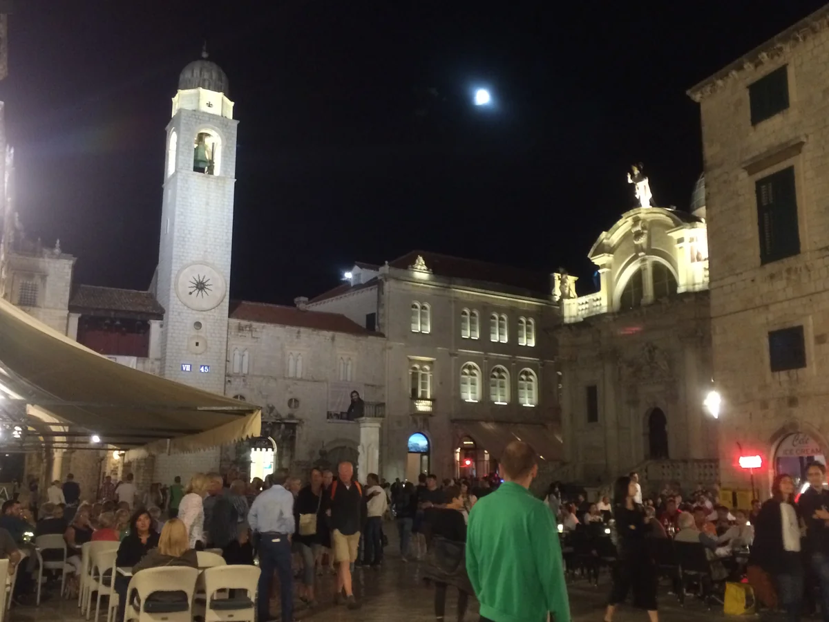 投稿写真：聖ヴラホ教会と中秋の月