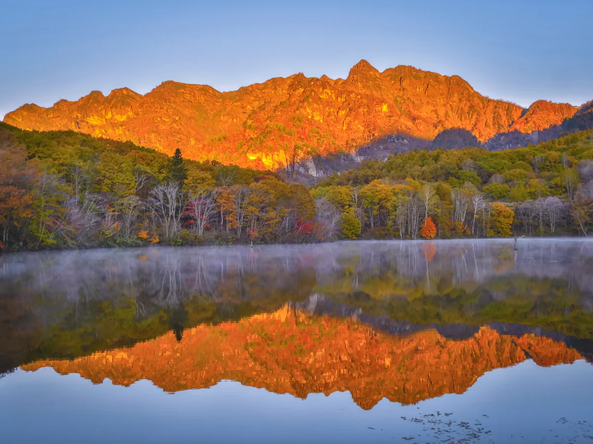 投稿写真：モルゲンロート戸隠連山と紅葉のリフレクション