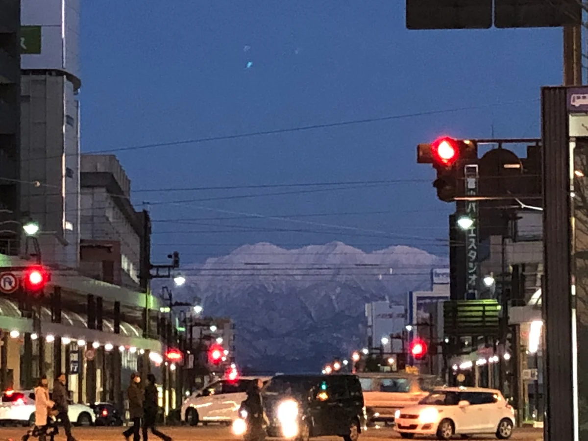 投稿写真：街中に雪山