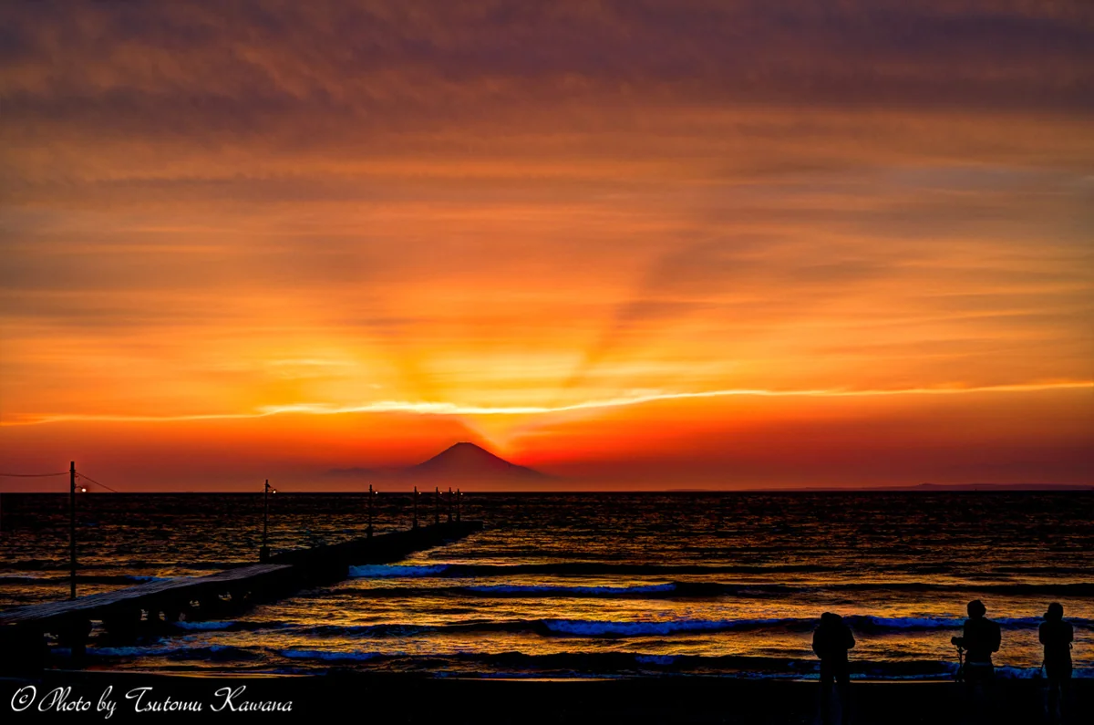 投稿写真：たそがれの天空に放たれる富士の残光