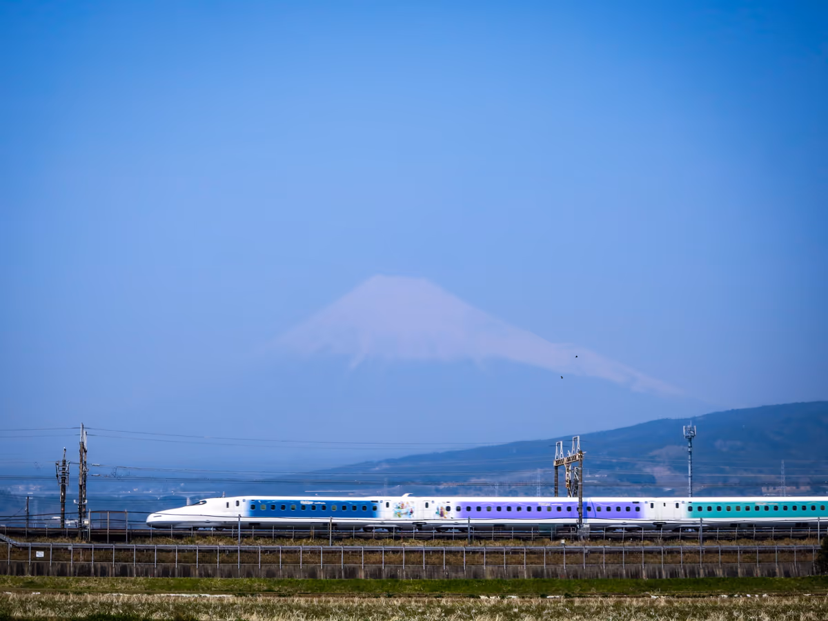 投稿写真：ディズニー新幹線と霞富士